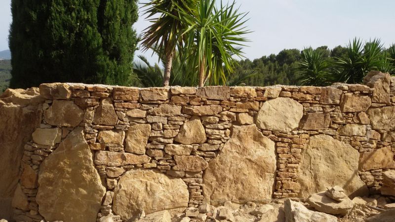 Mur-clôture en pierres