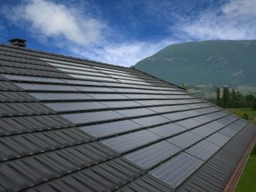 Les tuiles photovoltaïques s'intègrent parfaitement à la toiture